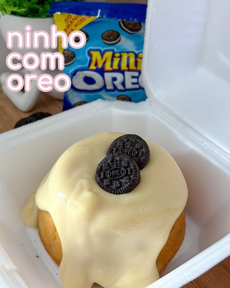 Mini bolo com cobertura clara e dois biscoitos Oreo, identificado na foto como Ninho com Oreo